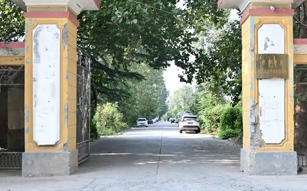 1978年，老董事長賀國興擔(dān)任國營新鄉(xiāng)縣拖拉機(jī)修造廠機(jī)修車間主任，經(jīng)多方走訪，最終帶隊自主研發(fā)出了拖修廠第一臺振動設(shè)備，并成功供貨太原鋼鐵廠