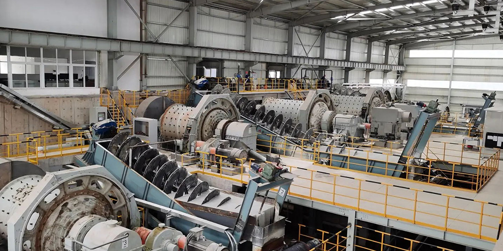 柳州某選礦廠(chǎng)重晶石脫水篩選加色選機(jī)提高礦石純色度，提高礦石質(zhì)量