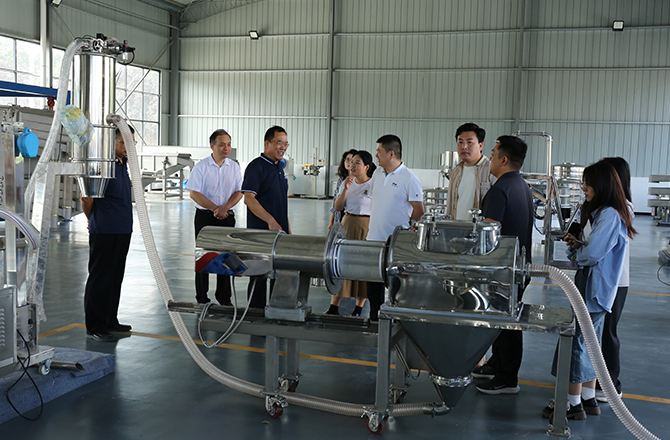 頂端新聞記者 鄒皓羽 振動篩分、封頭制造、金水電纜、中原農(nóng)谷，一個個都是新鄉(xiāng)市重點產(chǎn)業(yè)的響亮名片。 9月21日，“十大戰(zhàn)略進行時——數(shù)智河南 豫見未來”采訪團抵達新鄉(xiāng)市，深入了解該市重點產(chǎn)業(yè)數(shù)智轉型的產(chǎn)業(yè)布局情況。 振動產(chǎn)業(yè)看新鄉(xiāng)，精細篩分高服強 “常說新飛冰箱好，以后是新鄉(xiāng)篩分好?！痹谛锣l(xiāng)市高服篩分機械有限公司，董事長賀占胥是一名務實者，從1982年創(chuàng)立公司至今，他已經(jīng)在振動篩分行業(yè)深耕了30多年。 振動篩分行業(yè)雖是一個小眾領域，但在工業(yè)生產(chǎn)制造中卻發(fā)揮著關鍵作用。“篩分作業(yè)是重要的生產(chǎn)環(huán)節(jié)之一，振動篩分設備相當于工業(yè)之腎，可以大幅提高生產(chǎn)原材料的品質質量和生產(chǎn)效率?！?賀占胥表示，無論客戶提出多細微的篩分要求，我們百分百都能做好! 在賀占胥的帶領下，公司專注于精準篩分設備的研發(fā)和制造，從概率篩分到準確分級，從無塵篩分過濾到構建智能化篩分系統(tǒng)，解決了在精細篩分領域眾多“卡脖子”難題，成功研發(fā)出國內(nèi)首套新型超精細氣流篩分機，隨著創(chuàng)新突破，還研制出了旋振篩、超聲篩等多項新產(chǎn)品，成為精細篩分行業(yè)中的領先者，2021年獲評國家級專精特新“小巨人”企業(yè)。 “從創(chuàng)新驅動的角度來說，我們目前獲準有400多項國家專利?！备叻Y分機械有限公司研發(fā)部副總王躍河表示，公司創(chuàng)新緊貼市場需求，在精細篩分領域做到了設備品種最全，用戶最廣?！懊磕晖度氲目蒲薪?jīng)費占銷售收入的5%-7%?！?據(jù)了解，新鄉(xiāng)縣現(xiàn)有振動設備生產(chǎn)企業(yè)334家，配套生產(chǎn)企業(yè)110余家，形成了完整的上下游產(chǎn)業(yè)鏈，全國振動機械總產(chǎn)量60%來自新鄉(xiāng)。2022年，新鄉(xiāng)縣的振動產(chǎn)業(yè)占全國市場80%。2023年4月，新鄉(xiāng)縣被中國重型機械工業(yè)協(xié)會授予“振動之都”稱號。 來源：頂端新聞