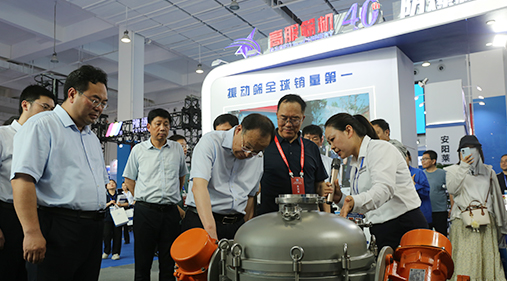 中原農(nóng)谷第二屆振動機械產(chǎn)業(yè)博覽會盛大開幕，新鄉(xiāng)市長魏建平親臨高服展區(qū)指導(dǎo)工作