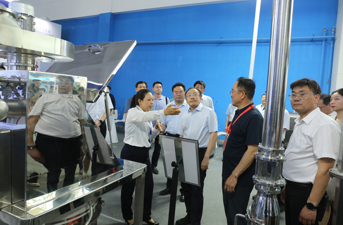 中原農(nóng)谷第二屆振動機(jī)械產(chǎn)業(yè)博覽會盛大開幕，新鄉(xiāng)市長魏建平親臨高服展區(qū)指導(dǎo)工作